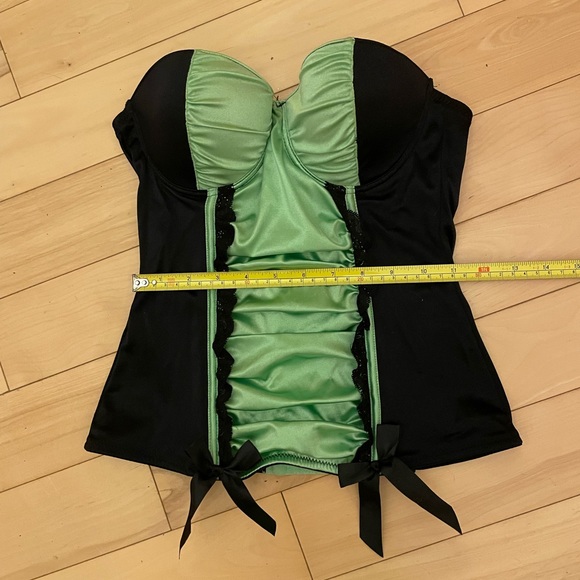 🎃 Adorable adjustable satin corsage with lace trim and ruffed details - Picture 5 of 6